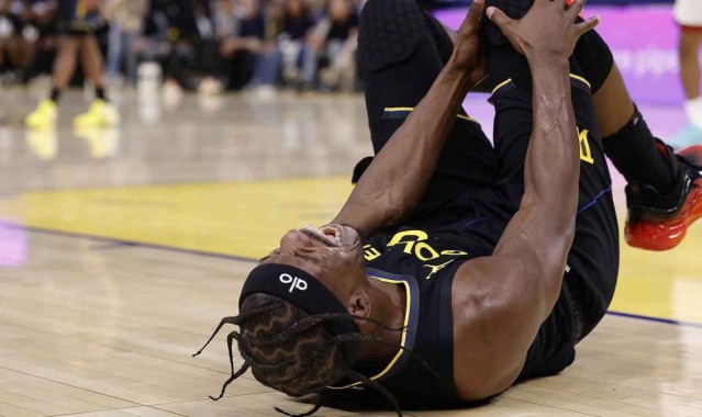 世界杯最新版-勇士队吉米·巴特勒遭遇重伤后，与希尔德的对话被麦克风捕捉到